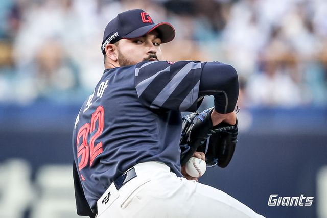 롯데 자이언츠 새 외국인 투수 알렉 감보아가 27일 대구 삼성라이온즈파크에서 열린 삼성 라이온즈와의 원정경기에서 투구하고 있다. 롯데 자이언츠