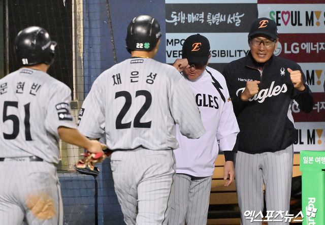 김경문(오른쪽) 한화 이글스 감독이 28일 서울 잠실 야구장에서 열린 2025 신한 SOL Bank KBO리그 LG 트윈스와의 팀 간 7차전에서 연장 11회초 2점 홈런을 기록한 채은성에게 고맙다는 인사를 하고 있다. 사진 김한준 기자