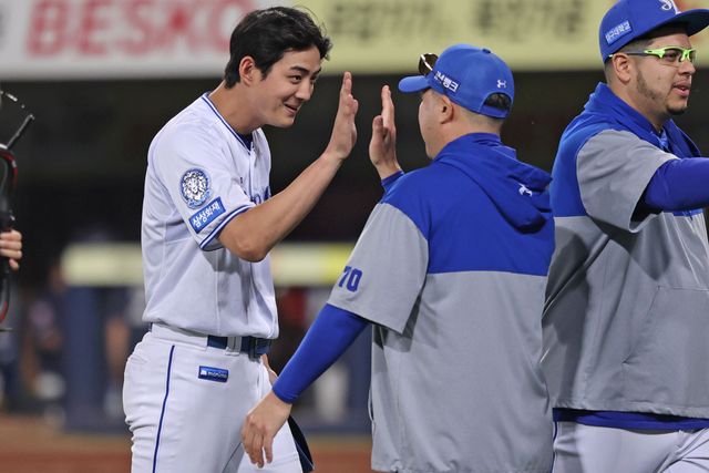삼성 라이온즈 외야수 구자욱이 정규시즌 경기에서 승리 후 박진만 감독과 하이파이브하고 있다. 삼성 라이온즈
