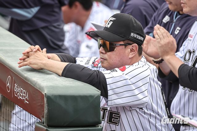 롯데 자이언츠 김태형 감독이 정규시즌 경기 중 선수들의 플레이를 지켜보고 있다. 롯데 자이언츠