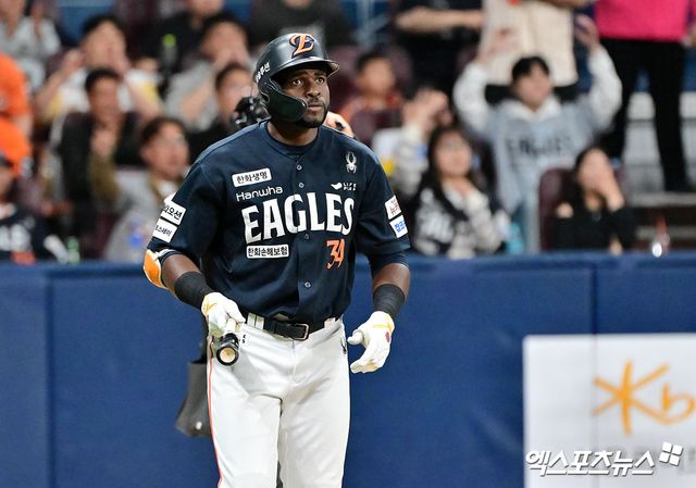 한화 이글스 외국인 타자 에스테반 플로리얼이 28일 서울 잠실야구장에서 열린 2025 신한 SOL Bank KBO리그 LG 트윈스와의 팀 간 7차전에 1번타자 겸 중견수로 선발출전, 시즌 7호 홈런을 기록했다. 사진 엑스포츠뉴스 DB