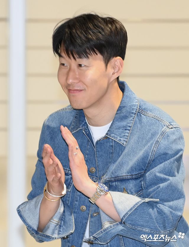 유럽 챔피언이 되어 돌아온 한국 축구대표팀의 주장 손흥민이 우승의 기운을 월드컵으로 이어가려고 한다. 유럽축구연맹(UEFA) 유로파리그 우승 이후 언론과의 인터뷰에서 밝힌 것처럼 내달 열리는 이라크, 쿠웨이트와의 2026 국제축구연맹(FIFA) 북중미 월드컵 아시아 지역 3차예선 2연전에서 월드컵 본선 진출을 확정 짓겠다는 생각이다. 사진 인천공항, 박지영 기자