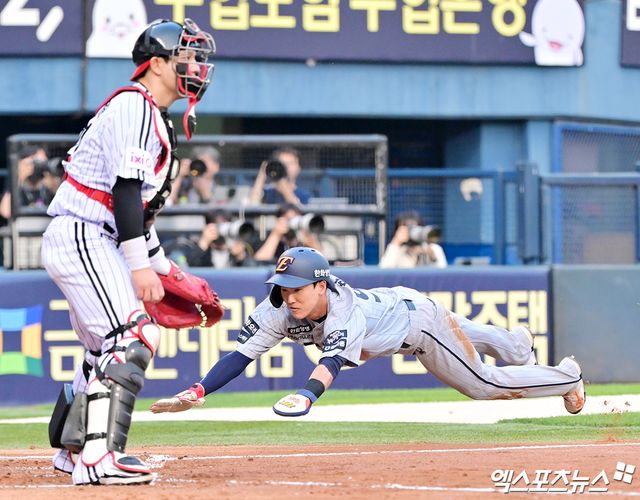 한화 이글스 내야수 황영묵(오른쪽)이 28일 서울 잠실야구장에서 열린 2025 신한 SOL Bank KBO리그 LG 트윈스와의 팀 간 7차전에서 3회초 득점을 기록했다. 사진 김한준 기자