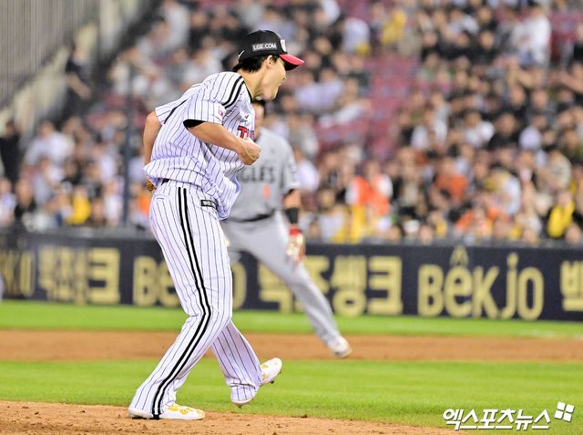 27일 오후 서울 송파구 잠실야구장에서 열린 '2025 신한 SOL Bank KBO리그' 한화 이글스와 LG 트윈스의 경기, 6회초 수비를 마친 LG 임찬규가 포효하고 있다. 잠실, 김한준 기자