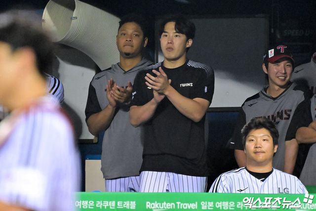 27일 오후 서울 송파구 잠실야구장에서 열린 '2025 신한 SOL Bank KBO리그' 한화 이글스와 LG 트윈스의 경기, 9회초 LG 임찬규가 더그아웃에서 경기를 지켜보고 있다. 잠실, 김한준 기자