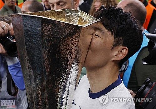 유럽 챔피언이 되어 돌아온 한국 축구대표팀의 주장 손흥민이 우승의 기운을 월드컵으로 이어가려고 한다. 유럽축구연맹(UEFA) 유로파리그 우승 이후 언론과의 인터뷰에서 밝힌 것처럼 내달 열리는 이라크, 쿠웨이트와의 2026 국제축구연맹(FIFA) 북중미 월드컵 아시아 지역 3차예선 2연전에서 월드컵 본선 진출을 확정 짓겠다는 생각이다. 사진 연합뉴스