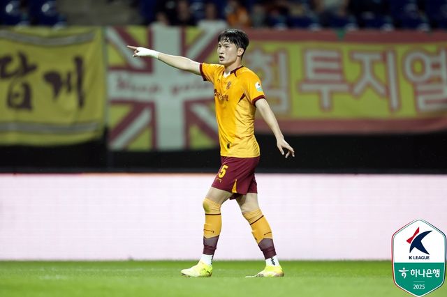 이정효 감독이 깊은 한숨을 내쉬었다. 광주FC에 또다시 부상자가 발생했다. 주전 센터백 변준수가 공중볼 경합 도중 눈 위가 찢어진 것이다. 또한 광주는 다음 경기부터 조성권과 박태준을 기용하지 못하게 되면서 순식간에 세 명의 주전급 선수들이 빠진 상황에 놓였다. 이 감독이 한숨을 내쉰 이유다. 사진 한국프로축구연맹