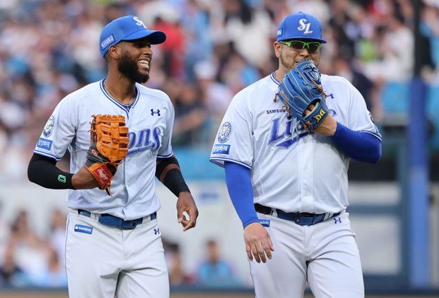 왼쪽부터 삼성 라이온즈 외국인 타자 르윈 디아즈와 선발 에이스 아리엘 후라도. 27일 대구 삼성라이온즈파크에서 열린 롯데 자이언츠와의 홈경기에서 대화하며 미소 짓고 있다. 디아즈는 이날 시즌 21호 홈런을 터트리며 승리에 기여했다. 현재 홈런 단독 1위다. 삼성 라이온즈