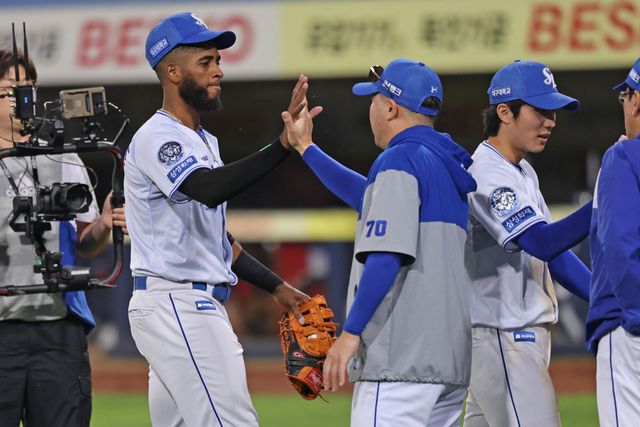 삼성 라이온즈 외국인 타자 르윈 디아즈가 27일 대구 삼성라이온즈파크에서 열린 롯데 자이언츠와의 홈경기에서 시즌 21호 홈런을 터트리며 승리에 기여한 뒤 박진만 감독과 하이파이브하고 있다. 디아즈는 현재 홈런 단독 1위다. 삼성 라이온즈