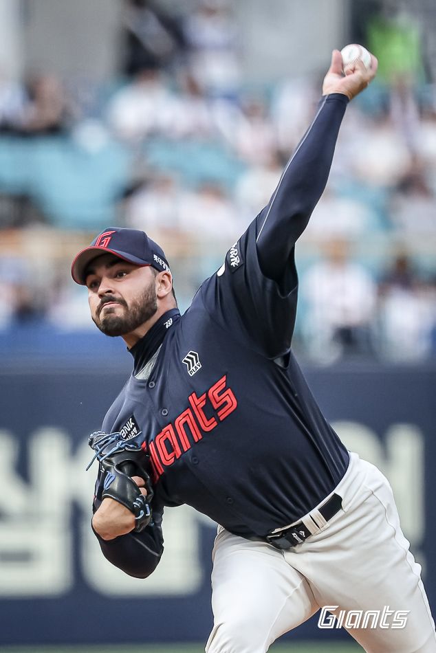 롯데 자이언츠 새 외국인 투수 알렉 감보아가 27일 대구 삼성라이온즈파크에서 열린 삼성 라이온즈와의 원정경기에서 투구하고 있다. 롯데 자이언츠