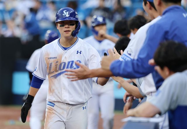 삼성 라이온즈 외야수 박승규가 정규시즌 경기에 출전해 득점한 뒤 동료들과 하이파이브하고 있다. 삼성 라이온즈