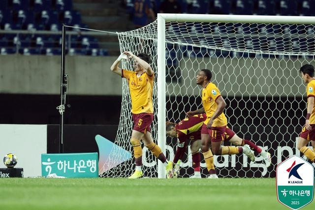 이정효 감독이 깊은 한숨을 내쉬었다. 광주FC에 또다시 부상자가 발생했다. 주전 센터백 변준수가 공중볼 경합 도중 눈 위가 찢어진 것이다. 또한 광주는 다음 경기부터 조성권과 박태준을 기용하지 못하게 되면서 순식간에 세 명의 주전급 선수들이 빠진 상황에 놓였다. 이 감독이 한숨을 내쉰 이유다. 사진 한국프로축구연맹
