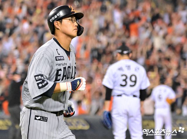 한화 이글스 캡틴 채은성이 28일 서울 잠실야구장에서 열린 2025 신한 SOL Bank KBO리그 LG 트윈스와의 팀 간 7차전에서 연장 11회초 결승 2점 홈런을 기록, 팀 승리를 이끌었다. 사진 김한준 기자