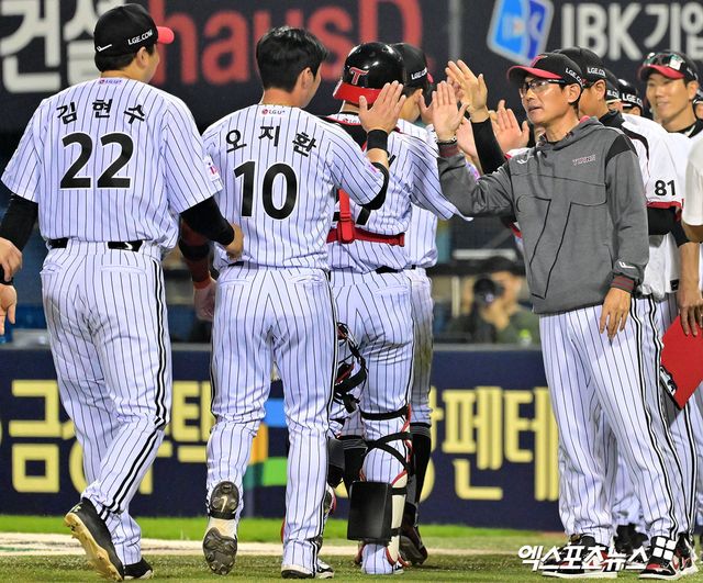 염경엽 감독이 이끄는 LG 트윈스가 지난 27일 서울 잠실야구장에서 열린 2025 신한 SOL Bank KBO리그 한화 이글스와의 팀 간 6차전에서 2-1로 승리, 2연승을 질주했다. 2위 한화와 격차도 3.5경기로 벌리고 선두 수성에 있어 유리한 고지를 점했다. 사진 엑스포츠뉴스 DB