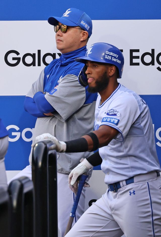 삼성 라이온즈 외국인 타자 르윈 디아즈가 27일 대구 삼성라이온즈파크에서 열린 롯데 자이언츠와의 홈경기에서 박진만 감독과 함께 경기를 지켜보고 있다. 디아즈는 이날 시즌 21호 홈런을 터트리며 승리에 기여했다. 현재 홈런 단독 1위다. 삼성 라이온즈