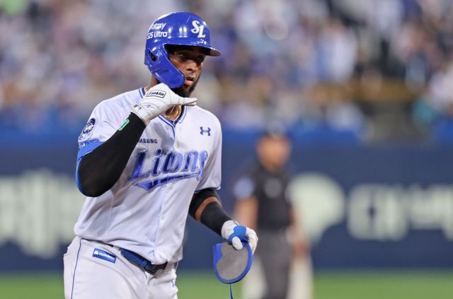 삼성 라이온즈 외국인 타자 르윈 디아즈가 27일 대구 삼성라이온즈파크에서 열린 롯데 자이언츠와의 홈경기에서 시즌 21호 홈런을 터트린 뒤 베이스를 돌고 있다. 디아즈는 현재 홈런 단독 1위다. 삼성 라이온즈