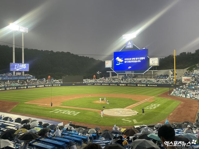 28일 삼성 라이온즈와 롯데 자이언츠의 맞대결이 열린 대구 삼성라이온즈파크에 장대비가 내리고 있다. 엑스포츠뉴스 대구, 최원영 기자