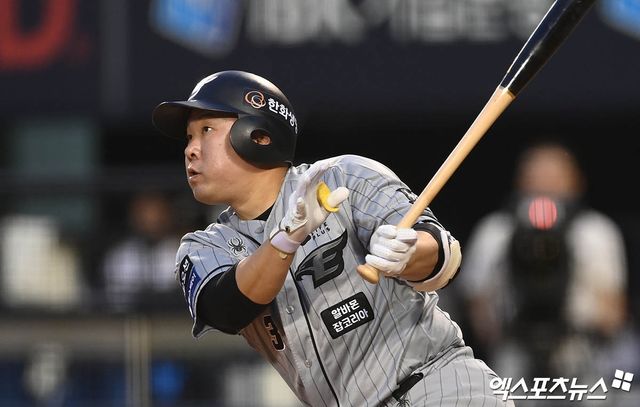 한화 이글스 베테랑 내야수 안치홍이 28일 서울 잠실야구장에서 열리는 2025 신한 SOL Bank KBO리그 LG 트윈스와의 팀 간 7차전에 앞서 1군 엔트리에 등록됐다. 7번 지명타자로 선발출전, LG 트윈스 외국인 투수 코엔 윈을 상대한다. 사진 엑스포츠뉴스 DB