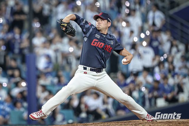 롯데 자이언츠 좌완투수 김진욱이 27일 대구 삼성라이온즈파크에서 열린 삼성 라이온즈와의 원정경기에 구원 등판해 역투하고 있다. 롯데 자이언츠