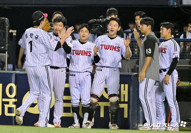27일 오후 서울 송파구 잠실야구장에서 열린 '2025 신한 SOL Bank KBO리그' 한화 이글스와 LG 트윈스의 경기, 7회초 수비를 마친 LG 임찬규가 하이파이브를 하고 있다. 잠실, 김한준 기자