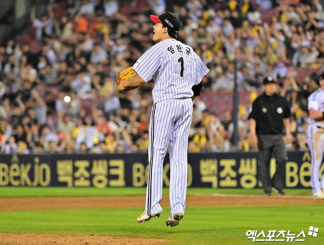 27일 오후 서울 송파구 잠실야구장에서 열린 '2025 신한 SOL Bank KBO리그' 한화 이글스와 LG 트윈스의 경기, 6회초 수비를 마친 LG 임찬규가 포효하고 있다. 잠실, 김한준 기자