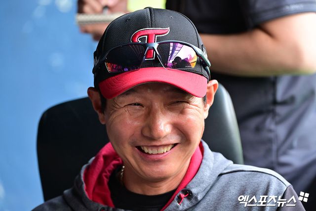 염경엽 감독이 이끄는 LG 트윈스가 29일 서울 잠실야구장에서 열린 2025 신한 SOL Bank KBO리그 한화 이글스와의 팀 간 8차전에서 3-1 승리를 거두고 주중 3연전 위닝 시리즈를 챙겼다. 사진 엑스포츠뉴스 DB