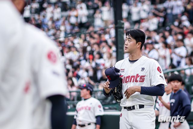 롯데 자이언츠 우완투수 윤성빈이 지난 20일 LG 트윈스전에 선발 등판해 투구한 뒤 전광판을 바라보고 있다. 롯데 자이언츠