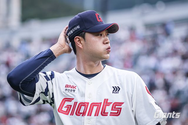 롯데 자이언츠 우완투수 윤성빈이 지난 20일 LG 트윈스전에 선발 등판해 이닝을 마친 뒤 더그아웃으로 들어오고 있다. 당일 제구 난조로 무너졌던 윤성빈은 28일 2군 퓨처스리그서 3이닝 무실점 호투를 펼치며 시속 159km 강속구까지 뽐냈다. 롯데 자이언츠