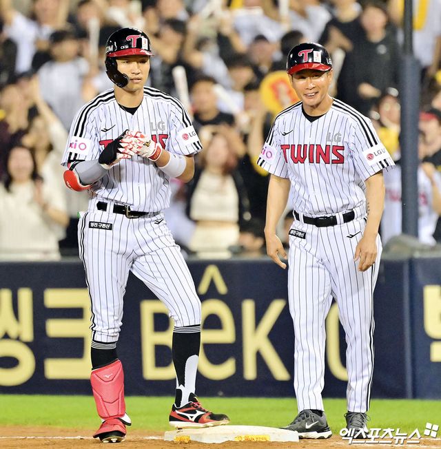 LG 트윈스 캡틴 박해민(왼쪽)이 28일 서울 잠실야구장에서 열린 2025 신한 SOL Bank KBO리그 한화 이글스와의 팀 간 7차전에서 7회말 동점 2타점 적시타를 때려냈다. 사진 김한준 기자