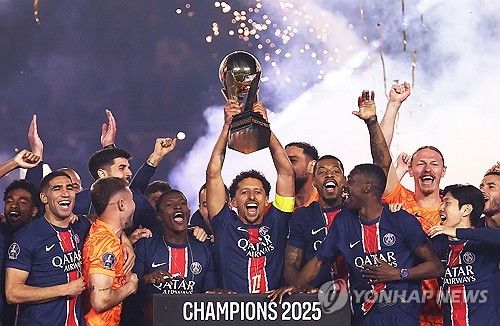 이강인(PSG)은 내달 6일(한국시간) 오전 4시 독일 뮌헨의 알리안츠 아레나에서 열린 PSG와 인터밀란(이탈리아) 간의 2024-25시즌 유럽축구연맹(UEFA) 챔피언스리그 결승전을 앞두고 29일 구단 홈페이지를 통해 각오를 드러냈다. 올시즌 프랑스 리그1과 프랑스 컵대회인 쿠프 드 프랑스에서 우승한 이강인은 만약 UEFA 챔피언스리그에서도 우승을 차지한다면 대한민국을 넘어 아시아 최초로 트레블(3관왕)을 달성하게 된다. 연합뉴스