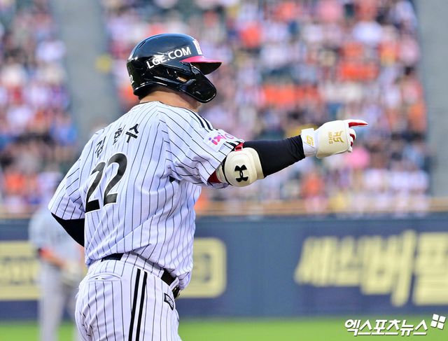 LG 트윈스 베테랑 타자 김현수가 29일 서울 잠실야구장에서 열린 2025 신한 SOL Bank KBO리그 한화 이글스와의 팀 간 8차전에서 7회말 결승 1타점 적시타를 기록, 팀 승리를 이끌었다. 사진 엑스포츠뉴스 DB