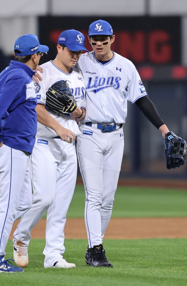 29일 대구 삼성라이온즈파크에서 열린 삼성 라이온즈와 롯데 자이언츠의 경기에서 벤치클리어링이 발생했다. 오른쪽에 선 삼성 구자욱이 최원태를 다독이고 있다. 삼성 라이온즈