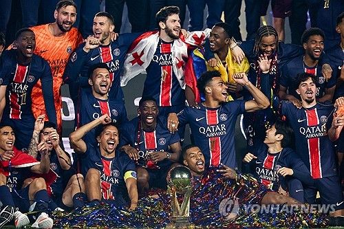 이강인(PSG)은 내달 6일(한국시간) 오전 4시 독일 뮌헨의 알리안츠 아레나에서 열린 PSG와 인터밀란(이탈리아) 간의 2024-25시즌 유럽축구연맹(UEFA) 챔피언스리그 결승전을 앞두고 29일 구단 홈페이지를 통해 각오를 드러냈다. 올시즌 프랑스 리그1과 프랑스 컵대회인 쿠프 드 프랑스에서 우승한 이강인은 만약 UEFA 챔피언스리그에서도 우승을 차지한다면 대한민국을 넘어 아시아 최초로 트레블(3관왕)을 달성하게 된다. 연합뉴스