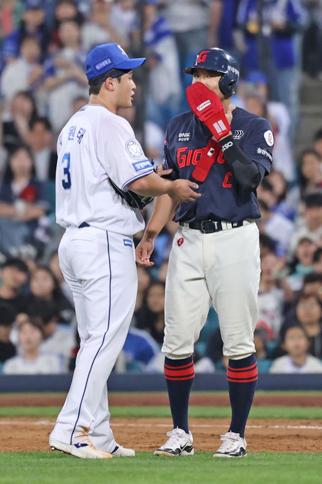왼쪽부터 삼성 라이온즈 최원태, 롯데 자이언츠 전준우. 삼성 라이온즈