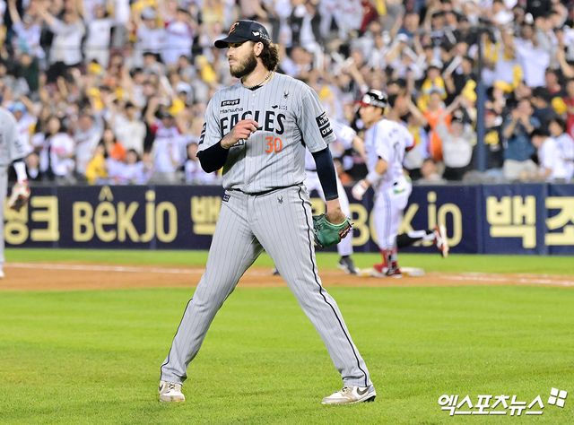 한화 이글스 에이스 코디 폰세가 28일 서울 잠실야구장에서 열린 2025 신한 SOL Bank KBO리그 LG 트윈스와의 팀 간 8차전에 선발등판, 7이닝 6피안타 2피홈런 1사구 8탈삼진 4실점을 기록했다. 팀 동료 류현진이 지난 2012년 세운 역대 최소 경기 100탈삼진과 타이 기록을 달성했다. 사진 김한준 기자