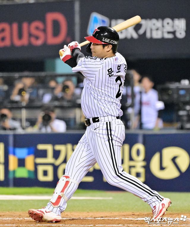 LG 트윈스 간판타자 문보경이 29일 서울 잠실야구장에서 열린 2025 신한 SOL Bank KBO리그 한화 이글스와의 팀 간 8차전에서 6회말 솔로 홈런을 기록, 팀 승리에 힘을 보탰다. 사진 엑스포츠뉴스 DB