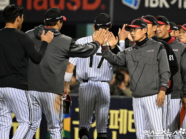 염경엽 감독이 이끄는 LG 트윈스가 29일 서울 잠실야구장에서 열린 2025 신한 SOL Bank KBO리그 한화 이글스와의 팀 간 8차전에서 3-1로 승리, 주중 3연전 위닝 시리즈를 챙겼다. 사진 엑스포츠뉴스 DB