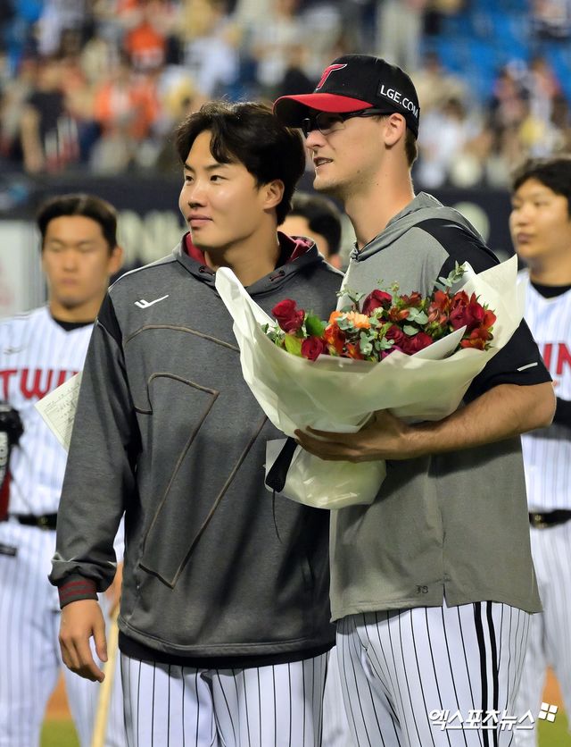 호주 출신 우완 코엔 윈(오른쪽)이 28일 서울 잠실야구장에서 열린 2025 신한 SOL Bank KBO리그 한화 이글스와의 경기를 끝으로 LG 트윈스와의 단기 대체 외국인 선수 계약이 만료된 가운데 경기 종료 후 선수단과 송별 행사를 진행했다. 사진 김한준 기자