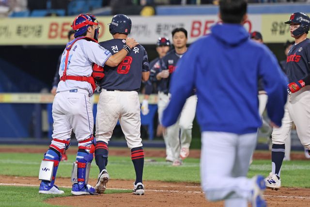 29일 대구 삼성라이온즈파크에서 열린 삼성 라이온즈와 롯데 자이언츠의 경기에서 벤치클리어링이 발생했다. 삼성 강민호가 롯데 전준우를 말리고 있다. 삼성 라이온즈
