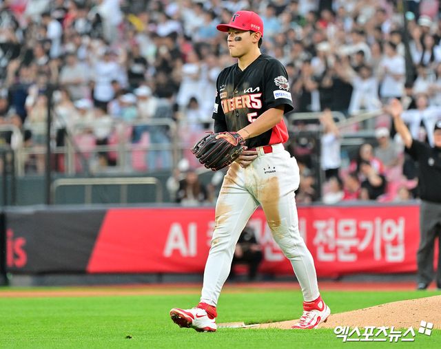 KIA 타이거즈 내야수 김도영이 지난 27일 광주 키움 히어로즈전에서 우측 햄스트링 부상을 당해 최소 4주 동안 재활에만 매진하게 됐다. 사진 엑스포츠뉴스 DB