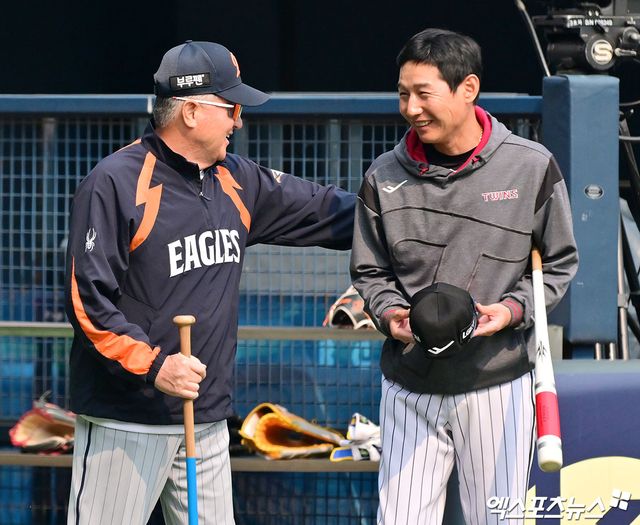 김경문(왼쪽) 한화 이글스 감독과 염경엽 LG 트윈스 감독이 지난 27일 서울 잠실야구장에서 열린 맞대결에 앞서 인사를 나눈 모습. 사진 엑스포츠뉴스 DB