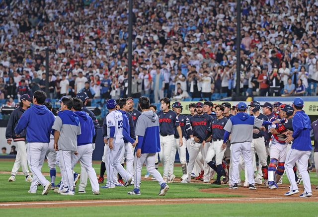 삼성 라이온즈와 롯데 자이언츠의 벤치클리어링. 삼성 라이온즈