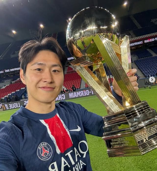 이강인(PSG)은 내달 6일(한국시간) 오전 4시 독일 뮌헨의 알리안츠 아레나에서 열린 PSG와 인터밀란(이탈리아) 간의 2024-25시즌 유럽축구연맹(UEFA) 챔피언스리그 결승전을 앞두고 29일 구단 홈페이지를 통해 각오를 드러냈다. 올시즌 프랑스 리그1과 프랑스 컵대회인 쿠프 드 프랑스에서 우승한 이강인은 만약 UEFA 챔피언스리그에서도 우승을 차지한다면 대한민국을 넘어 아시아 최초로 트레블(3관왕)을 달성하게 된다. 이강인 SNS