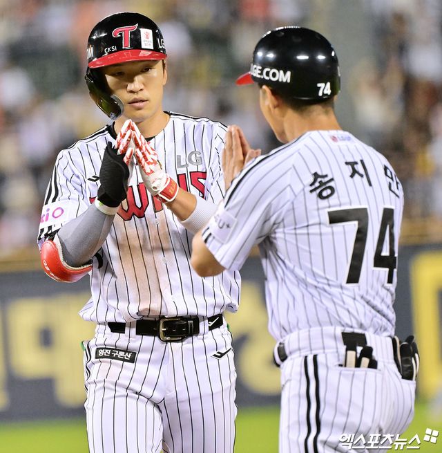 LG 트윈스 캡틴 박해민(왼쪽)이 28일 서울 잠실야구장에서 열린 2025 신한 SOL Bank KBO리그 한화 이글스와의 팀 간 7차전에서 7회말 동점 2타점 적시타를 때려냈다. 사진 김한준 기자