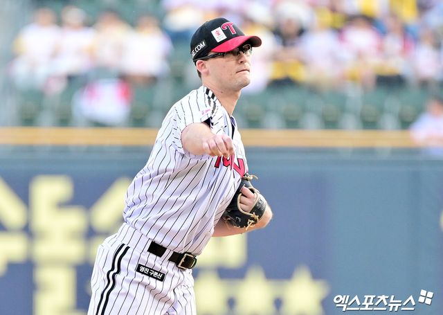 호주 출신 우완 코엔 윈이 28일 서울 잠실야구장에서 열린 2025 신한 SOL Bank KBO리그 한화 이글스와의 경기를 끝으로 LG 트윈스와의 단기 대체 외국인 선수 계약이 만료됐다. 사진 김한준 기자