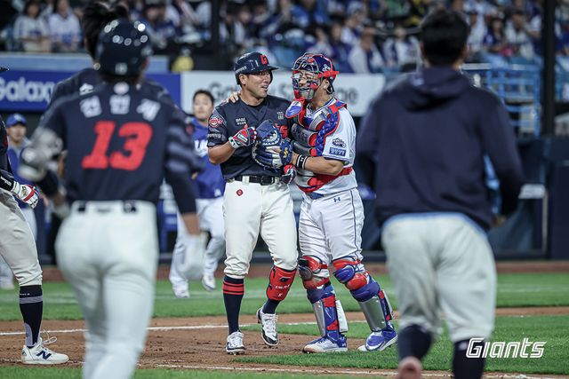 29일 대구 삼성라이온즈파크에서 열린 삼성 라이온즈와 롯데 자이언츠의 경기에서 벤치클리어링이 발생했다. 삼성 강민호가 롯데 전준우를 말리고 있다. 롯데 자이언츠