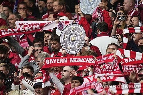 바이에른 뮌헨은 3일(한국시간) 독일 라이프치히에 위치한 레드불 아레나에서 열린 RB라이프치히와의 2024-25시즌 분데스리가 32라운드 원정 경기에서 3-3 무승부를 거뒀다. 이날 뮌헨은 전반전에 2골을 실점했지만 후반전에 3골을 터트리며 역전에 성공했다. 그러나 경기 종료를 앞두고 동점골을 허욜해 3-3 무승부로 경기를 마무리했다. 그러나 뮌헨은 여전히 분데스리가 우승이 매우 유력해 김민재와 해리 케인의 분데스리가 우승이 사실상 확정됐다. 연합뉴스