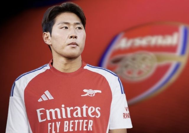 한국 축구의 '뉴 에이스' 이강인이 소속팀 파리 생제르맹(PSG)에서 이적 허락을 받은 것으로 알려져 귀추가 주목된다. 프랑스 매체 중 한 곳은 이강인의 행선지로 아스널을 콕 찍어 거론했다. 신문은 지난 2일 'PSG가 이강인의 이적 제안을 수용할 준비가 되어 있으며, 시즌 종료 후 선수 측과 구단이 향후 진로에 대해 협의할 예정'이라고 보도했다. 매체는 PSG 선수 4명의 거취를 진단했는데 이 중 이강인만 판매 가능한 선수로 분류했다. 다른 매체 '파리 알레'는 이강인 행선지 후보 중에 아스널이 있다고 했다.