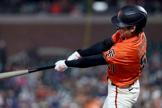 미국 메이저리그 샌프란시스코 자이언츠의 이정후가 4일(한국시간) 미국&nbsp;캘리포니아주 샌프란시스코의 오라클 파크에서 열린 2025 메이저리그 콜로라도 로키스와의 홈 경기에 3번타자 겸 중견수로 선발출전, 안타를 기록했다. 사진 연합뉴스