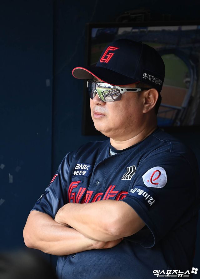 김태형 롯데 감독은 3일 사직구장에서 열릴 '2025 신한 SOL Bank KBO 리그' NC와 주말 3연전 두 번째 경기를 앞두고 볼넷 허용 등 스스로 무너지는 일이 잦은 투수진에 관해 쓴소리 했다. 엑스포츠뉴스 DB